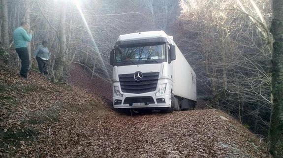 El tráiler frigorífico cargado de naranjas y mandarinas, en la pista forestal a la que llegó la noche del domingo. 