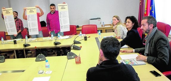 Los representantes de CC OO protestan con carteles durante la reunión en la que la consejera de Presidencia, María Dolores Pagán (a la derecha de la imagen, sentada en el centro), informó ayer a los sindicatos de los cambios en el portal de transparencia. 