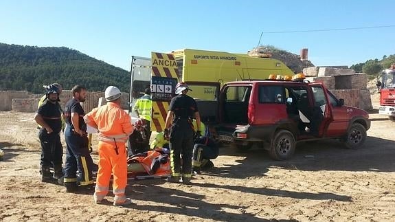 Los servicios de emergencias, en el momento de atender al herido. 
