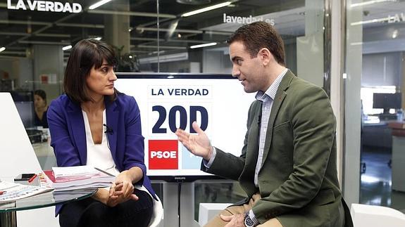 María González y Teodoro García durante el debate en laverdad.es. 