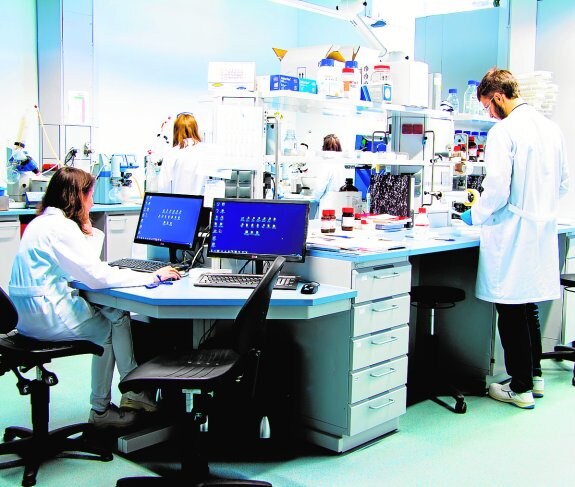 Investigadores de Villapharma, en uno de sus laboratorios.