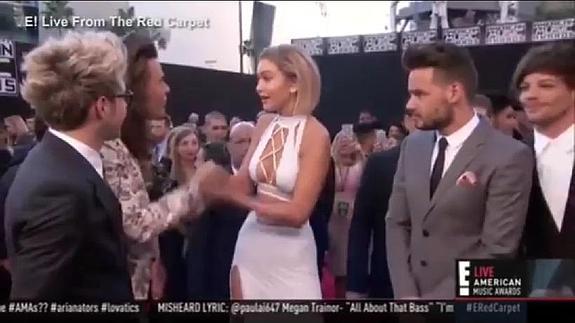 Gigi Hadid y Harry Styles se saludan en los AMA.