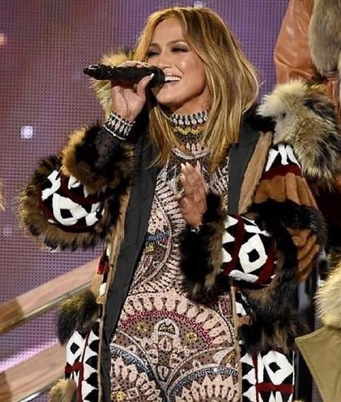 Jennifer Lopez, deslumbra en los American Music Awards 2015