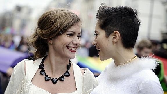 ¿Todas las mujeres son bisexuales o lesbianas?