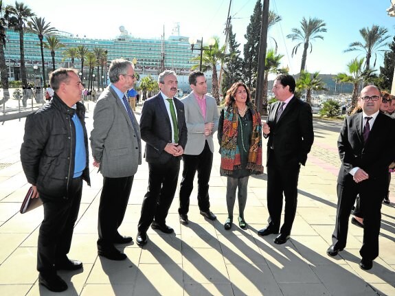 Francisco Espejo, Domingo Segado, Ayala, García, Borrego, Sevilla y Martínez, en el puerto.