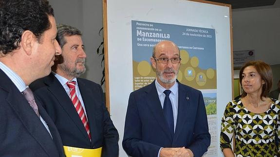 El presidente de la Autoridad Portuaria, Antonio Sevilla, el director de la Oficina de Impulso Socioeconómico del Medio Ambiente, Juan Madrigal, el Rector de la Politécnica, José Antonio Franco, y la docente encargada del proyecto, María José Vicente, junto al cartel de la jornada, esta mañana.