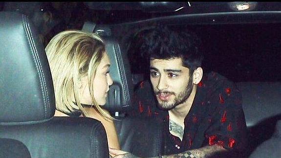 Zayn Malik y Gigi Hadid en el coche.