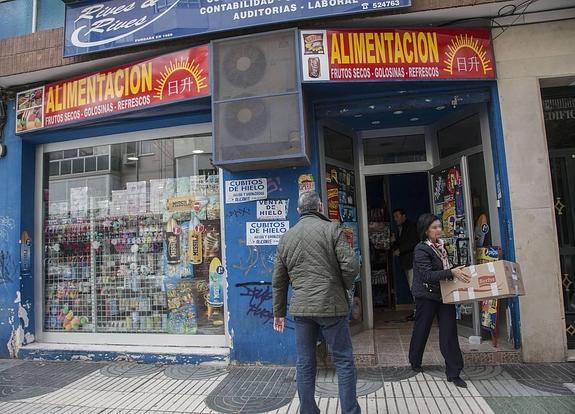 Funcionarios municipales, ayer por la mañana durante la intervención en un bazar de la calle Jiménez de la Espada.