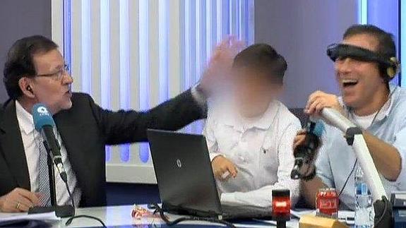 El hijo de Mariano Rajoy se lleva dos collejas por criticar a Manolo Lama