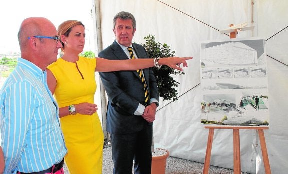 La alcaldesa explica al consejero de Economía (izquierda) el futuro vivero de empresas. 