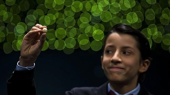 Niño de San Ildefonso mostrando una bola del sorteo