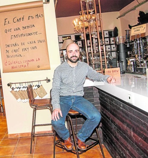 Francisco Bernal, en la barra de su establecimiento. 