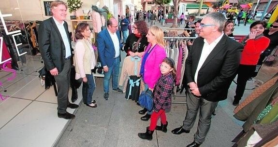 López-Istúriz (i), junto a Isabel Borrego y Pedro Antonio Sánchez, charla con varios vecinos.