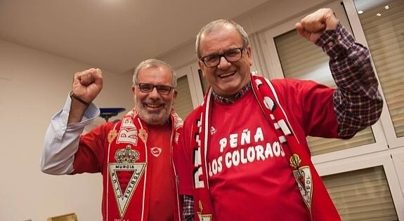 Los hermanos Almansa, con sus bufandas y camisetas listas para animar al Murcia ante el Jaén. 