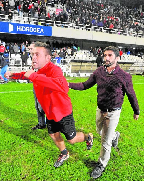 Chuchi Macón y Víctor Fernández tras el triunfo ante el Marbella en el último partido en casa. 