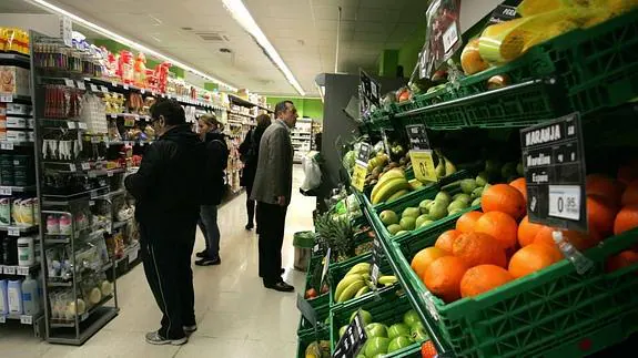 Varias personas hacen la compra en un supermercado de Murcia. 