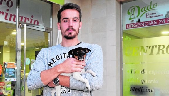 Rafa de Vicente, ayer, con el cachorro que llevó al veterinario. 