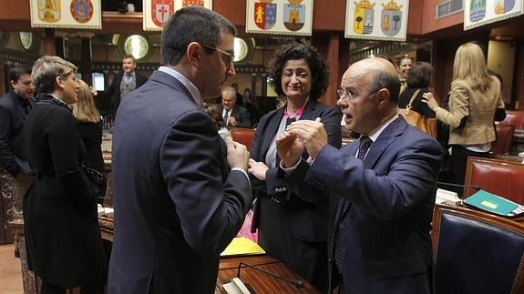 El diputado de C's López-Morell habla con el consejero Carrillo, antes del inicio de la sesión.