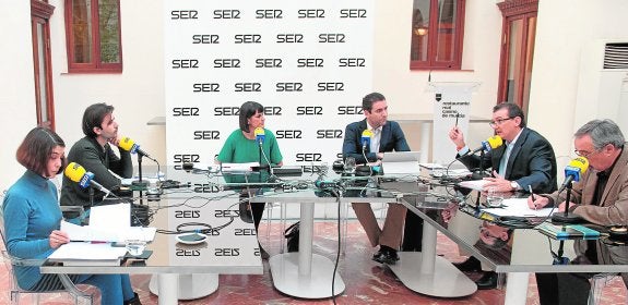 Magdalena Martínez (IU), Javier Sánchez (Podemos), María González (PSOE), Teodoro García (PP), Miguel Garaulet (Ciudadanos) y José Antonio Sotomayor (UPyD), ayer.