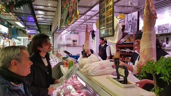 Sánchez Serna, durante su visita al mercado de Verónicas.