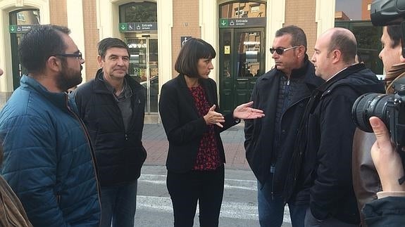 María González (centro), este sábado, frente a la estación.