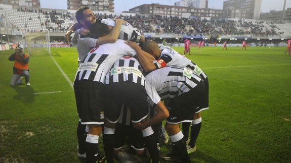 Los jugadores del Efesé celebran el primer gol del encuentro.