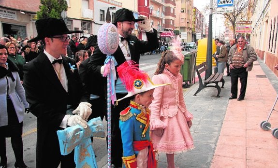 Los Pajes de las Fiestas realizaron este domingo el denominado «paseo» después de la misa.