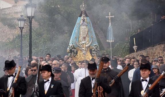 Los arcabuces acompañan a la Virgen del Castillo, la Purísima y patrona de Yecla hasta la ciudad, este lunes.
