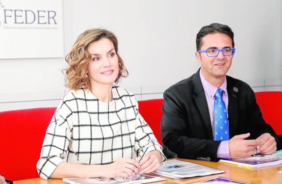 La Reina Letizia con el totanero Juan Carrión, ayer, en la sede de FEDER en Madrid. 