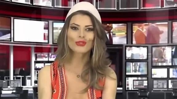 Una presentadora de los informativos de la TV Albanesa muestra su escote