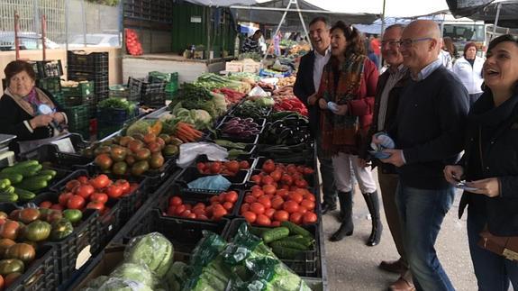 Juan María Vázquez, Isabel Borrego, Bartolomé Hernández y el consejero Juan Hernández, recorren los puestos del mercado semanal de Águilas. 