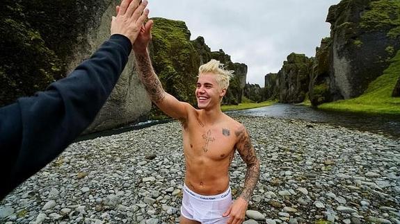 Justin Bieber hizo un trío con dos chicas y una de ellas lo cuenta todo