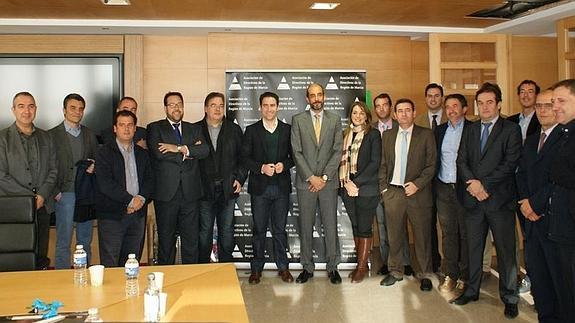 Teodoro García junto a miembros de la Asociación de Directivos de la Región.