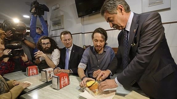 Iglesias, junto al presidente cántabro, Revilla, este martes en Santander.