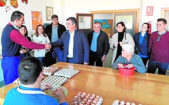 Vázquez, durante su visita a uno de los centros de Águilas. 