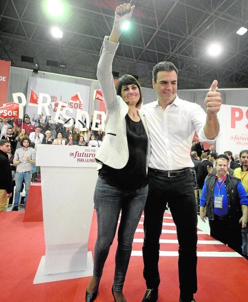 María González posa con Pedro Sánchez en el estrado. 