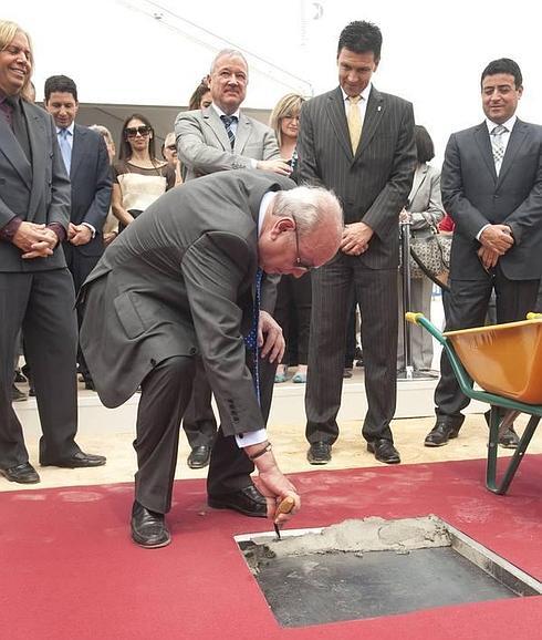 Jesús Samper, en compañía del expresidente Valcárcel, durante la colocación de la primera piedra del Parque Paramount de Alhama, en mayo de 2012.