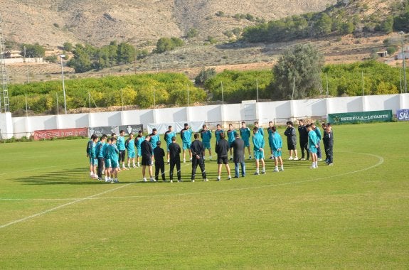 Minuto de silencio de la plantilla del Murcia en Cobatillas. 