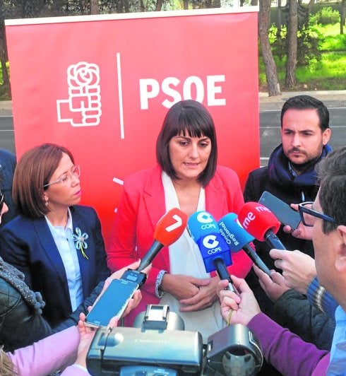 María González Veracruz, ayer, atendiendo a los periodistas durante su visita a Tentegorra. 