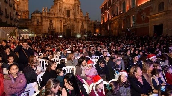 Centenares de padres y niños abarrotan la plaza Belluga este sábado. 