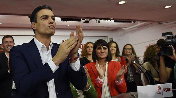 María González Veracruz, en segundo plano, junto a Pedro Sánchez, el domingo por la noche en Ferraz.