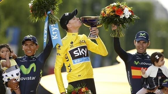 Valverde abraza su sueño en París. El ciclista de Las Lumbreras Alejandro Valverde sube al podio de París.