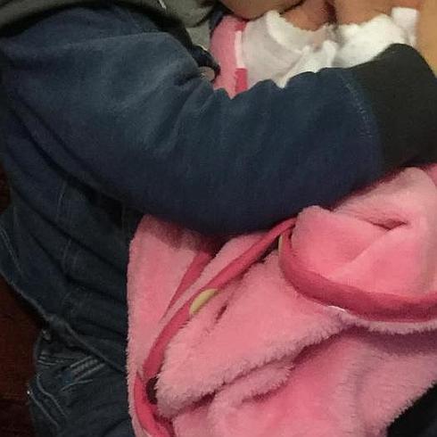 Los hijos de Kiko Rivera se abrazan por Navidad.