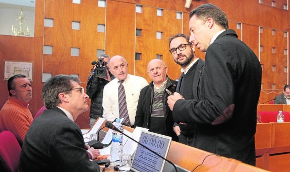 Francisco Jódar, Antonio Meca, José García Murcia, Diego José Mateos Molina y Fulgencio Gil Jódar, ayer, antes del Pleno.