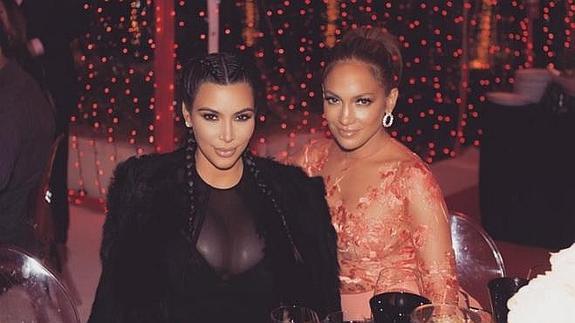 Kim Kardashian junto a Jennifer Lopez.