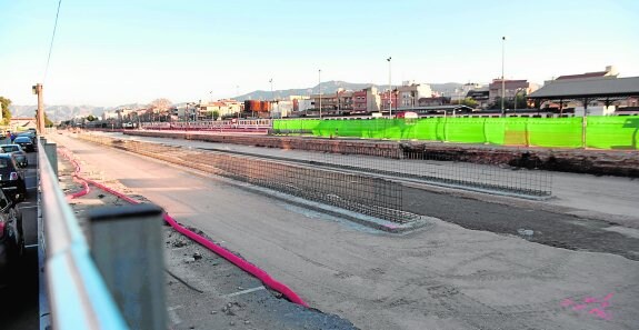 Obras del desvío provisional para la entrada del AVE en la estación de Murcia, ayer tarde. A la derecha, tras las vallas, siguen circulando los trenes. 