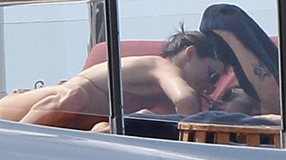 Kendall Jenner besa a Harry Styles.