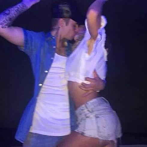 Justin Bieber besa a Hailey Baldwin.