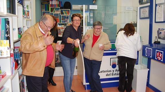 Lina López Martínez, propietaria de la administración, con su trabajadora y sus padres celebra la noticia.