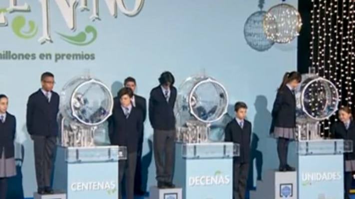 Los bombos del Sorteo Extraordinario preparados para extraer nuevos números. 